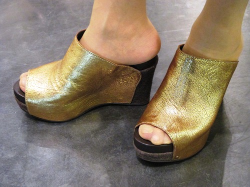 ゴールドの靴