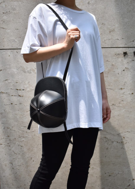 J.W.アンダーソン ショルダーバッグMidi Cap Bag ブラック-